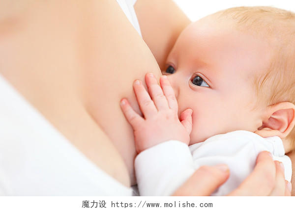 妈妈抱着新生儿婴儿喂养母乳
